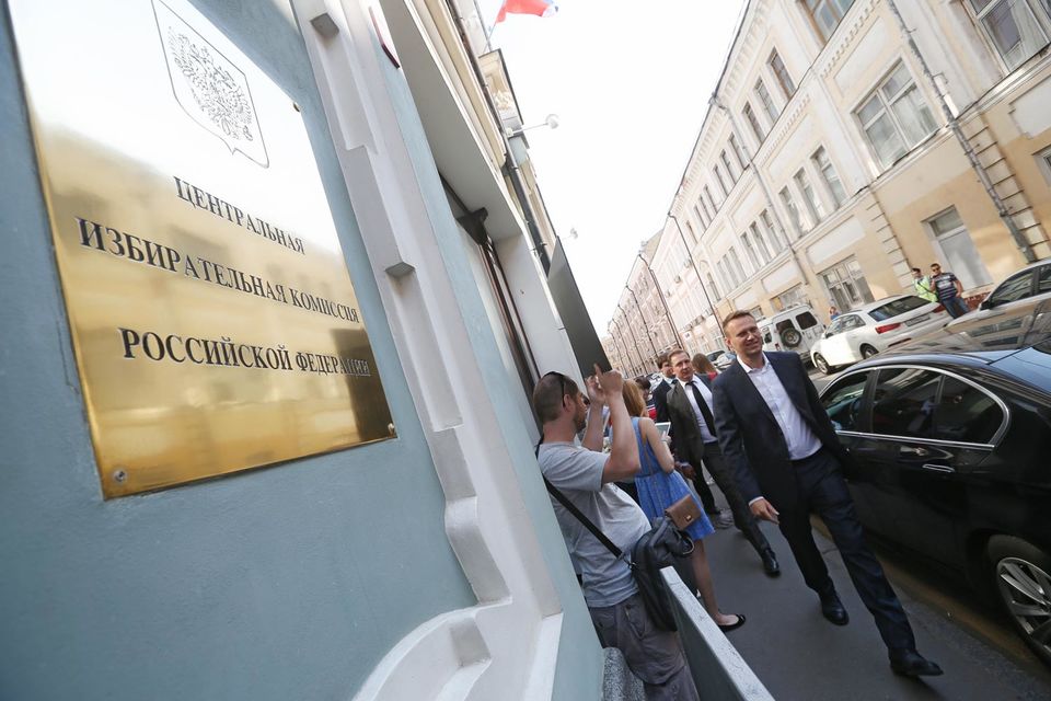 Алексей Навальный перед заседанием посоветовал Центризбиркому не нащупывать "опытным путем" точку кипения общества, закрывая оппозиции путь к выборам