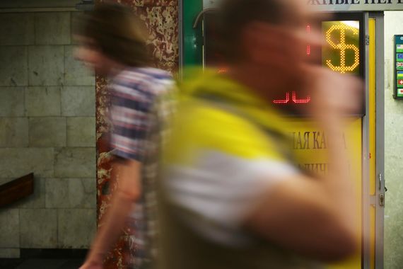 На 20.30 мск за доллар давали 62,96 руб., а за евро – 69,49 руб.