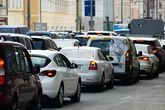 Несмотря на замедляющуюся динамику падения, количество проданных автомобилей в июле все равно меньше, чем месяцем ранее