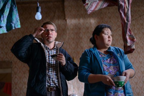 Герою Евгения Миронова в фильме «Норвег» приходится находить общий язык с персоналом из приезжих