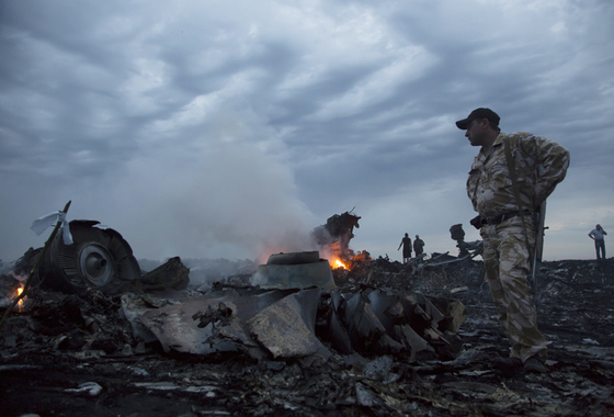 В гибели рейса MH17 Украина и Запад обвиняют пророссийских ополченцев