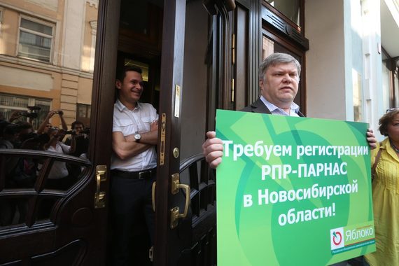 Требования лидера «Яблока» Сергея Митрохина (справа) ЦИК оставил без внимания, но костромской список «Парнаса» во главе с Ильей Яшиным (слева) все же восстановил