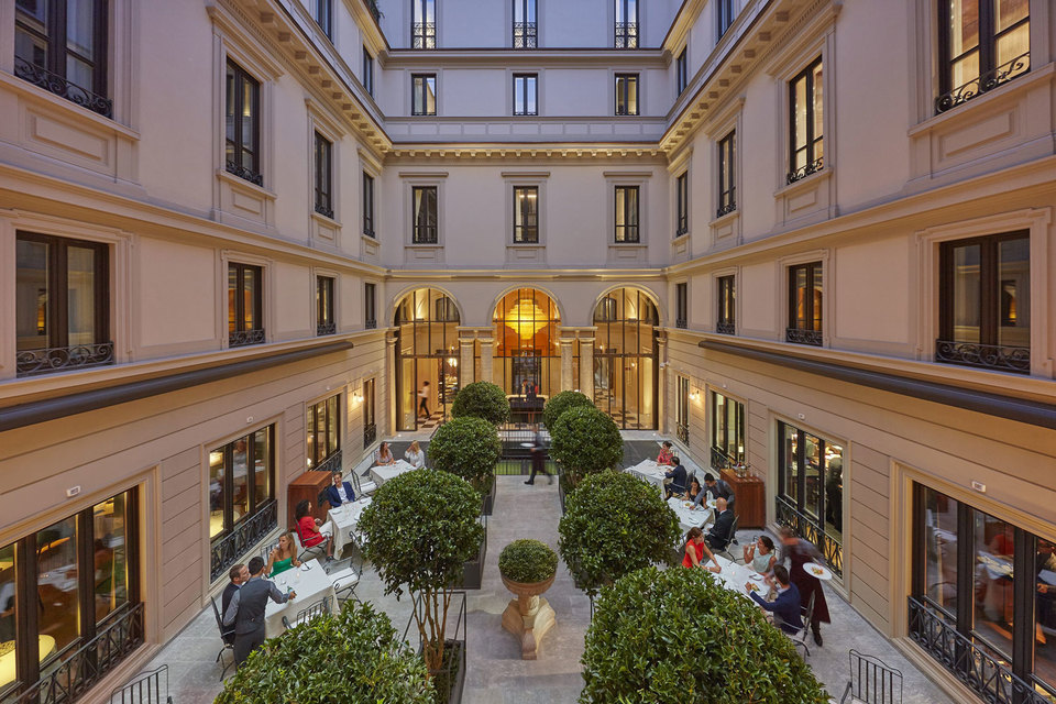 Первый миланский отель группы Mandarin Oriental расположен в шаговой доступности от театра La Scala и «квадрата моды»
