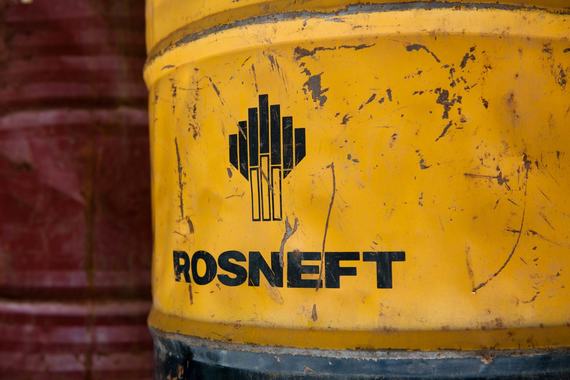 По словам Сечина, "Роснефть" продолжит снижать капитальные затраты при сохранении зарплат