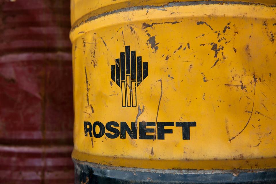 По словам Сечина, "Роснефть" продолжит снижать капитальные затраты при сохранении зарплат