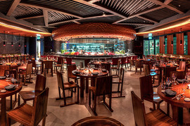 Novikov Restaurant & Bar в Дубае оборудован открытой кухней и витриной с морепродуктами