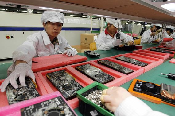 Китайские рабочие на заводах тайваньской Foxconn меньше всего выигрывают от производства и экспорта продукции американской Apple