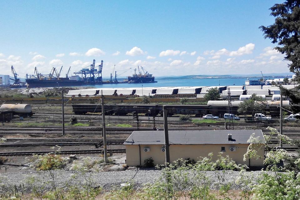 Трубы в порту Бургас на берегу Черного моря остались Болгарии от «Южного потока» – но Балканы предлагают «Газпрому» новый способ доставки газа