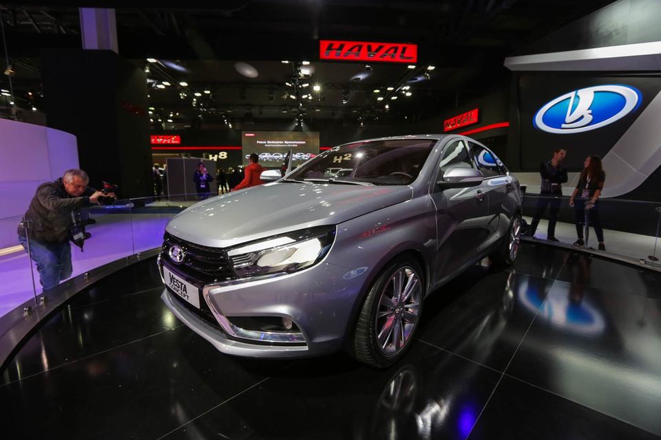 В 2016 г. рост доли локальных машин продолжится, прежде всего за счет новых моделей лидера рынка «АвтоВАЗа» – Lada Vesta (на фото) и Lada Xray, считают Бончев и Беспалов