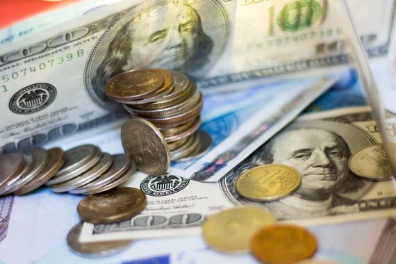 Ставки лучших вкладов в рублях в крупных банках опустились до 13,5% годовых (против 14,5% в конце июля)