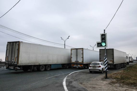 Для начала предлагается легализовать параллельный импорт, в частности, лекарств, парфюмерии, напитков, буровых установок