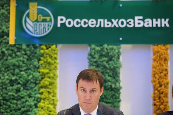 Новая стратегия банка предполагает, что на сельское хозяйство должно направляться 70% его портфеля, а 30% – на остальные отрасли, рассказывал ранее предправления РСХБ Дмитрий Патрушев