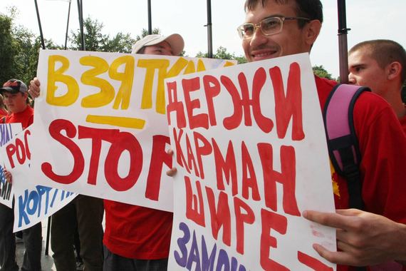 Взятка – тяжелое преступление, поэтому можно использовать мировой опыт и наказывать не только физические, но и юридические лица, соглашается с ним руководитель юридической службы КПРФ Вадим Соловьев