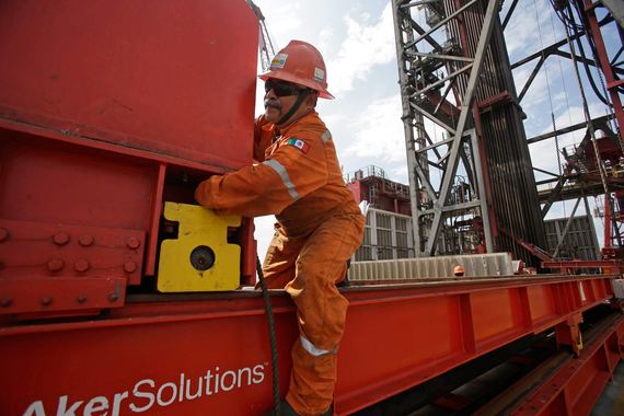 Из-за сокращения нефтяных доходов и снижения добычи нефти на 10% правительство Мексики готовится снизить расходы в 2016 г. на $8,3 млрд