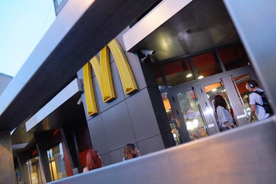 До сих пор McDonald’s в России развивался сам, за исключением ресторанов на транспортных узлах