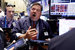 На начало торгов американский промышленный индекс Dow Jones снизился на 6% и достигал отметки 15470,34 пункта, немного отыграв свои позиции к 18.20 мск - в это время падение к предыдущему закрытию составило 2,75%. Цена на нефть WTI снизилась к этому времени до на 3,86% до $38,89 за баррель - столько баррель нефти стоил в начале 2009 г. На фото трейдеры на Нью-Йоркской фондовой бирже