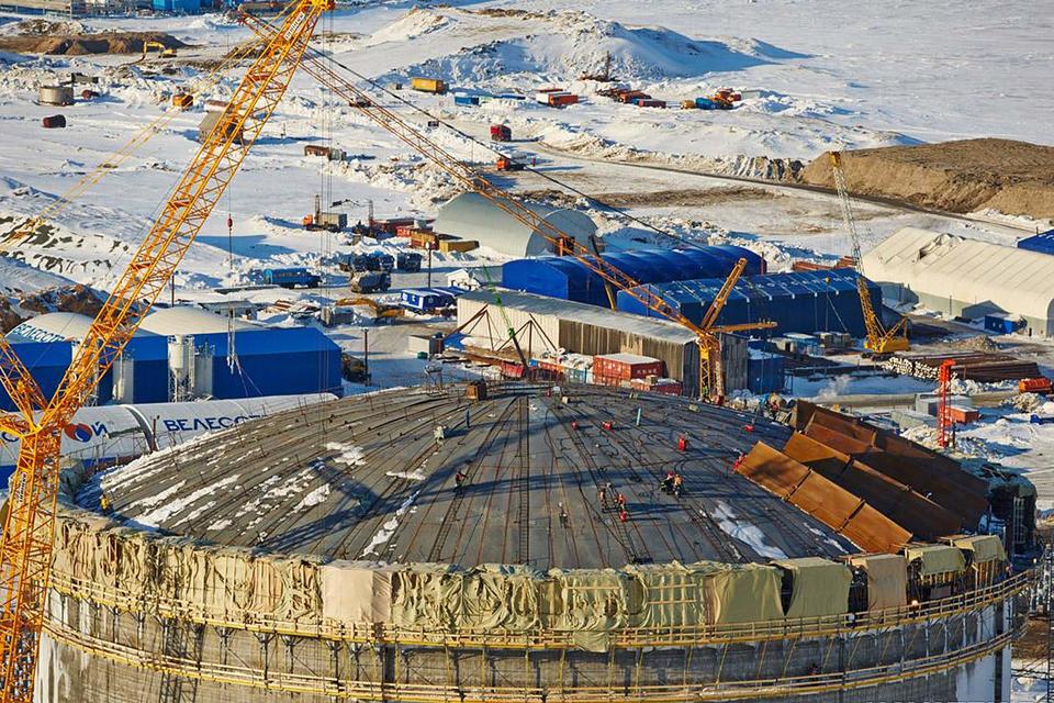 Сейчас у «Новатэка» 60% в проекте, еще по 20% у французской Total и китайской CNPC. «Новатэк» хочет снизить долю, но сохранить контрольный пакет