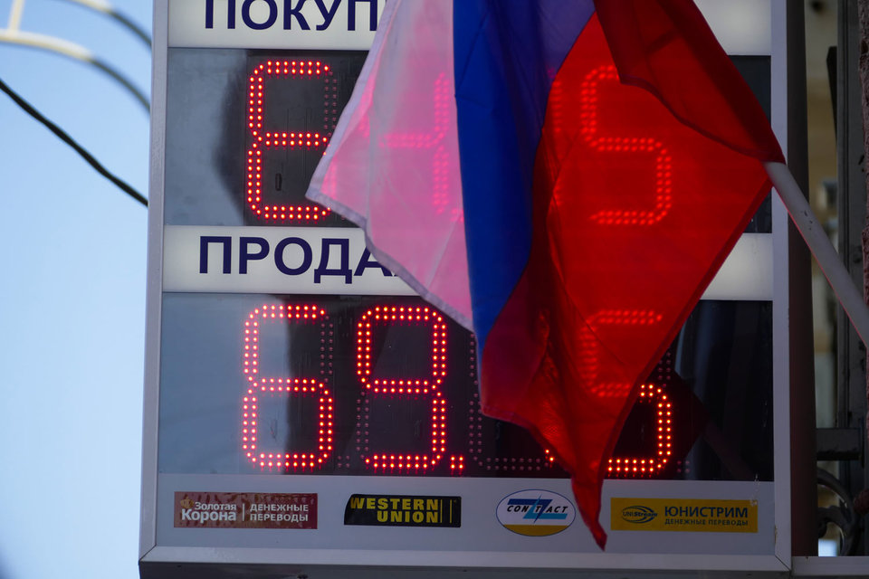 Восстановлению роста экономики могут помешать снижение цен на нефть и новая девальвация