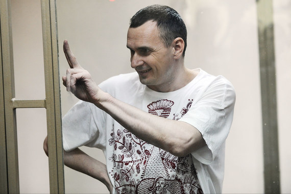 Украинский режиссер Олег Сенцов приговорен к 20 годам строгого режима за терроризм