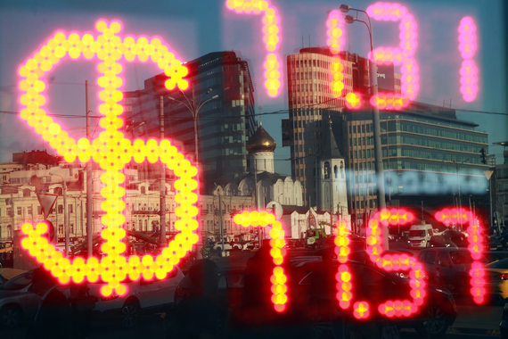 Падение цен на нефть плохо отражается на курсе российской валюты