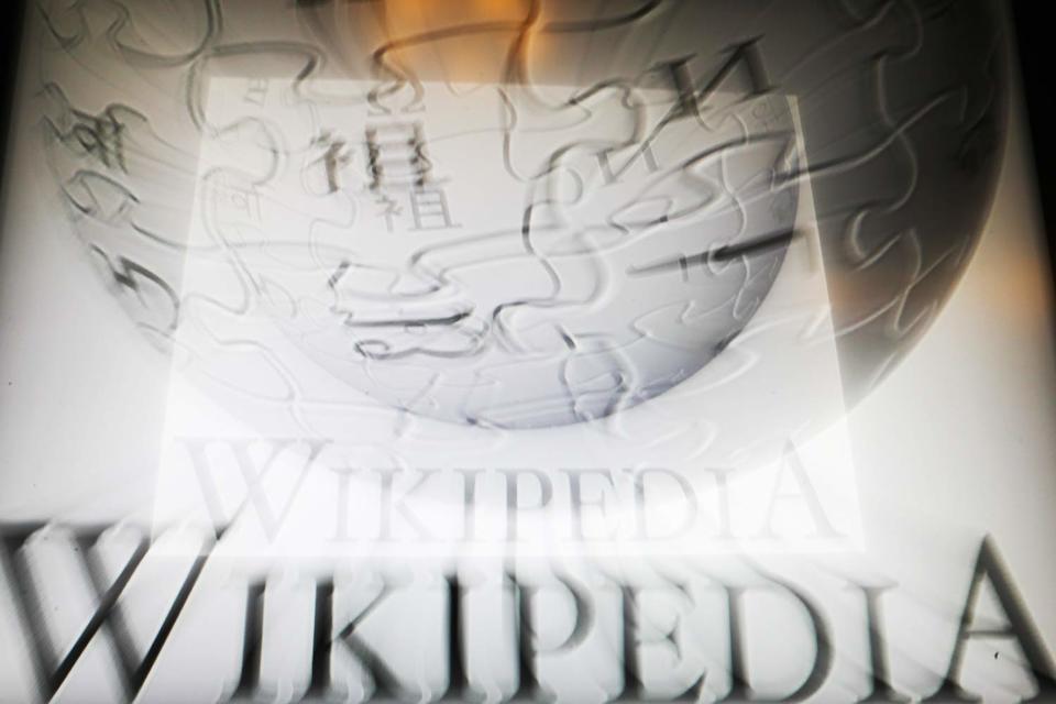 В неофициальном микроблоге редакции русскоязычной версии ресурса с понедельника публикуются ссылки на руководство, как обойти блокировки