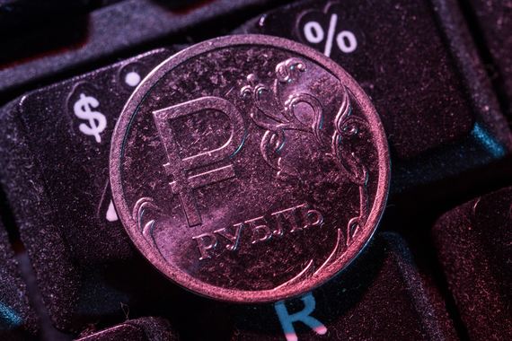 Банк России также понизил официальные курсы валют на 27 августа