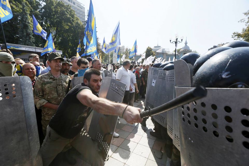 Правоохранительные органы пообещали найти и наказать всех зачинщиков беспорядков в Киеве