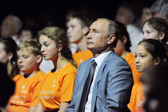 Путин начал с экскурса в историю, обратив внимание на особую роль молодого поколения в развитии страны и напомнив о тех, кто не боялся брать на себя ответственность