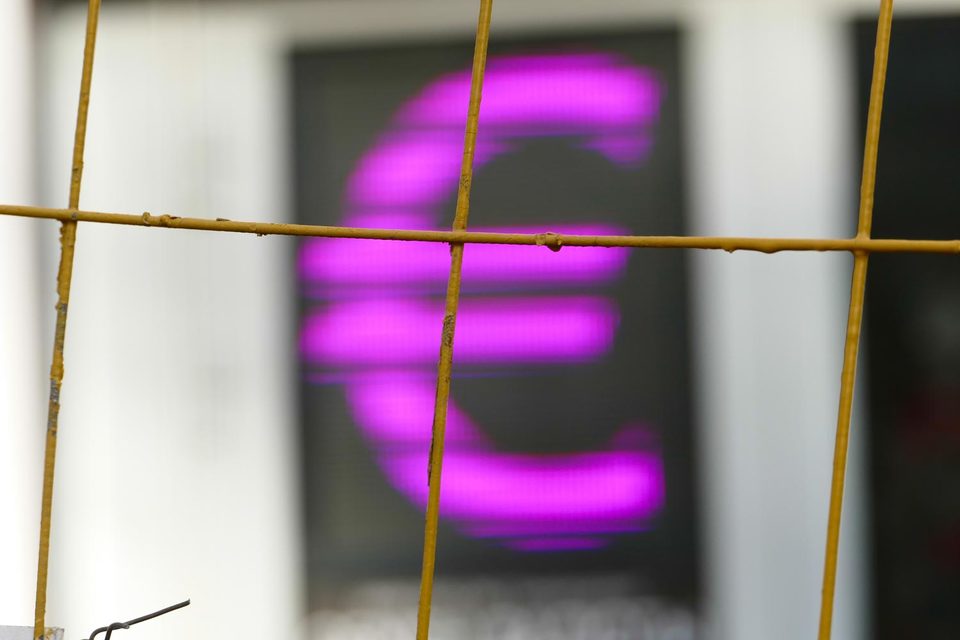 По обновленным прогнозам ЕЦБ, годовая инфляция в этом году сохранится на уровне 0,1% (0,3% в июне), оценка роста инфляции в 2016 г. снижена с 1,5 до 1,1%, в 2017 г. – с 1,8 до 1,7%