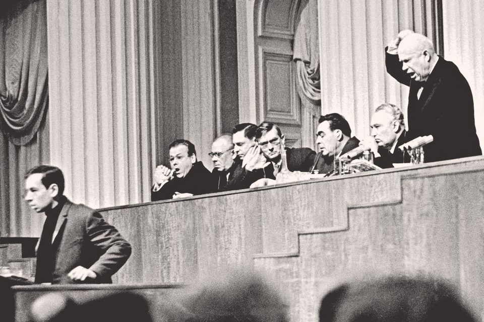 Советская интеллигенция служит власти и в то же время ненавидит власть. На фото: на встрече руководства партии с творческой интеллигенцией Никита Хрущев ругает Андрея Вознесенского (стоит на трибуне) и предлагает ему эмигрировать из страны. 1963 г.