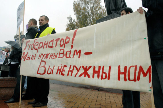 У ряда губернаторов программа носит характер чисто агитационного материала, в других случаях избирателям предлагается прочесть программу «Единой России» или ежегодный доклад губернатора о положении дел в регионе