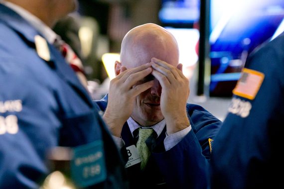 Топ-менеджеры Goldman отмечают, что трейдеры стали избегать рисков не только из-за опасения убытков, но и из-за нежелания привлекать внимание специалистов по надзору и регуляторов