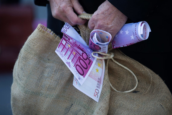 Российское юридическое лицо, которое перечисляет деньги НКО, если оно до этого в течение года получало деньги от иностранцев, должно предупреждать организацию, что деньги — иностранные