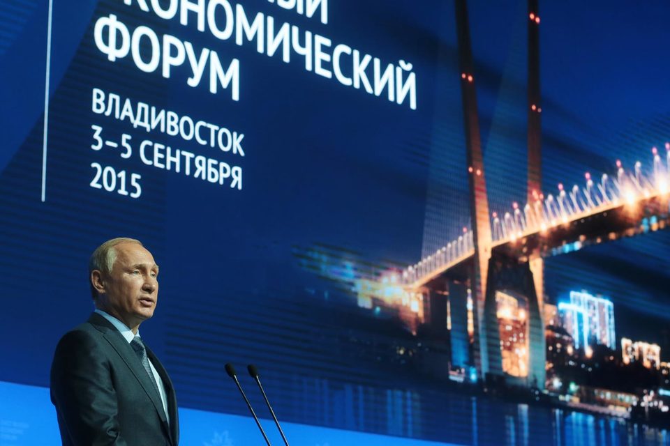 Как сообщил накануне пресс-секретарь Путина Дмитрий Песков, президент, выступая на форуме, сконцентрируется на анализе состояния российской экономики и инвестиционной привлекательности российского Дальнего Востока