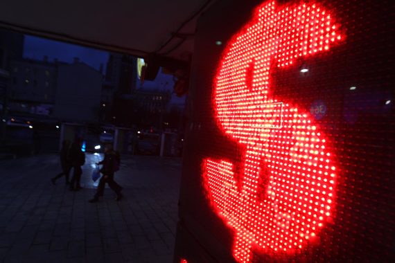 Банк России повысил официальные курсы валют на пятницу, 4 сентября. Доллар в оценках ЦБ вырос до 67,01 руб., евро подорожал до 75,27 руб.