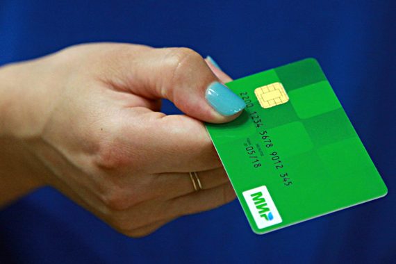 Комиссия по оплате товаров по дебетовой и предоплаченной карте «Мир» будет фиксированной, а по прочим продуктам – в процентах от суммы операции, говорится в ответе пресс-службы НСПК
