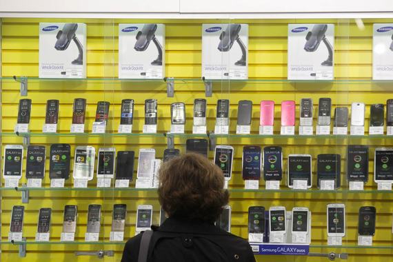 Конфликт крупных ритейлеров с Samsung начался в июне 2015 г.: тогда закупать смартфоны у Samsung прекратила «Евросеть»