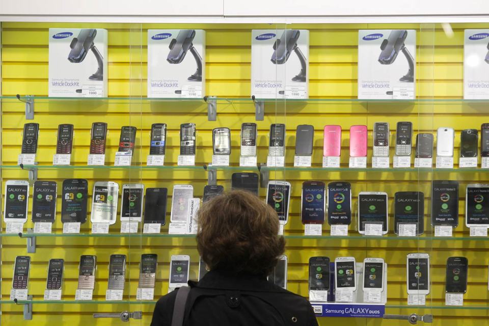 Конфликт крупных ритейлеров с Samsung начался в июне 2015 г.: тогда закупать смартфоны у Samsung прекратила «Евросеть»