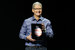 Тим Кук показывает новый iPad Pro, отличающийся от предыдущих моделей большим экраном c диагональю дисплея в 12,9 дюйма