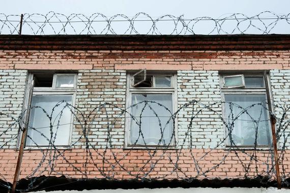 Ответственность за подмену предусматривается для всех: осужденных, тех кого подменяют, и тех, кто подменяет, и для сотрудников правоохранительных ведомств