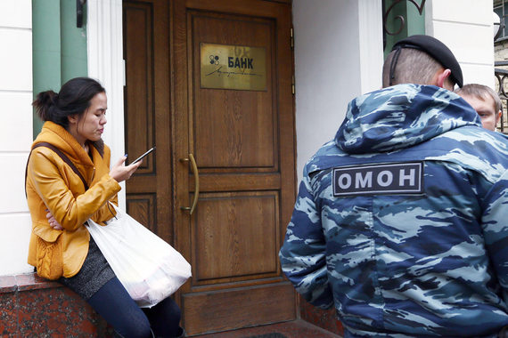 В банке "Адмиралтейский" прошли обыски по делу о незаконной банковской деятельности