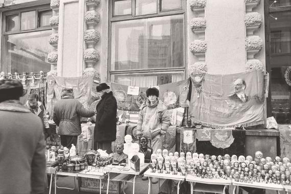 В начале 90-х государство было нищим и слабым, не обеспечивая социальных гарантий, но и не мешая гражданам выживать самим