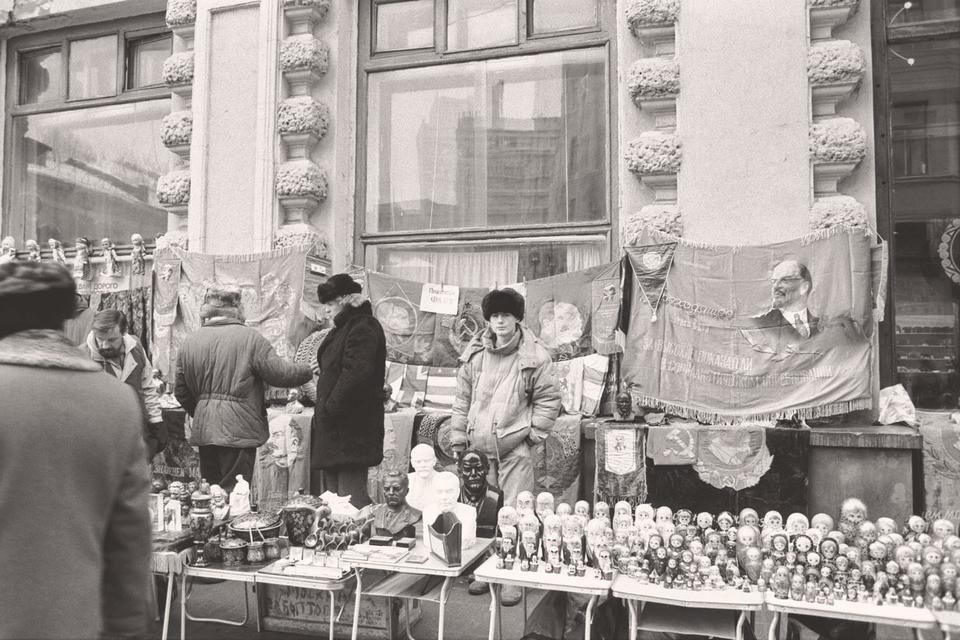 В начале 90-х государство было нищим и слабым, не обеспечивая социальных гарантий, но и не мешая гражданам выживать самим