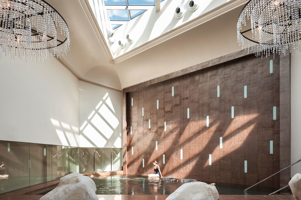 «Лучший в России spa-центр в гостинице» Luceo Spa расположен во внутреннем дворе исторического «Дома со львами» в центре Санкт-Петербурга