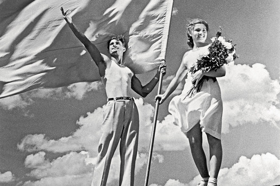 В своих убеждениях, в том числе патриотических, среднестатистический россиянин очень противоречив — это демонстрируют опросы и исследования, и, что самое главное, его «портрет» будет меняться дальше