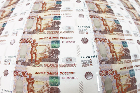 Среднемесячная номинальная зарплата в России падает второй месяц подряд