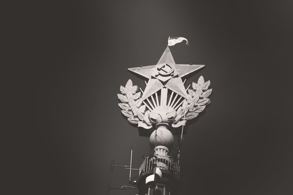 За хулиганство и вандализм по мотиву политической ненависти, а именно за соучастие в покраске звезды на высотке, сидит один человек – руфер Владимир Подрезов