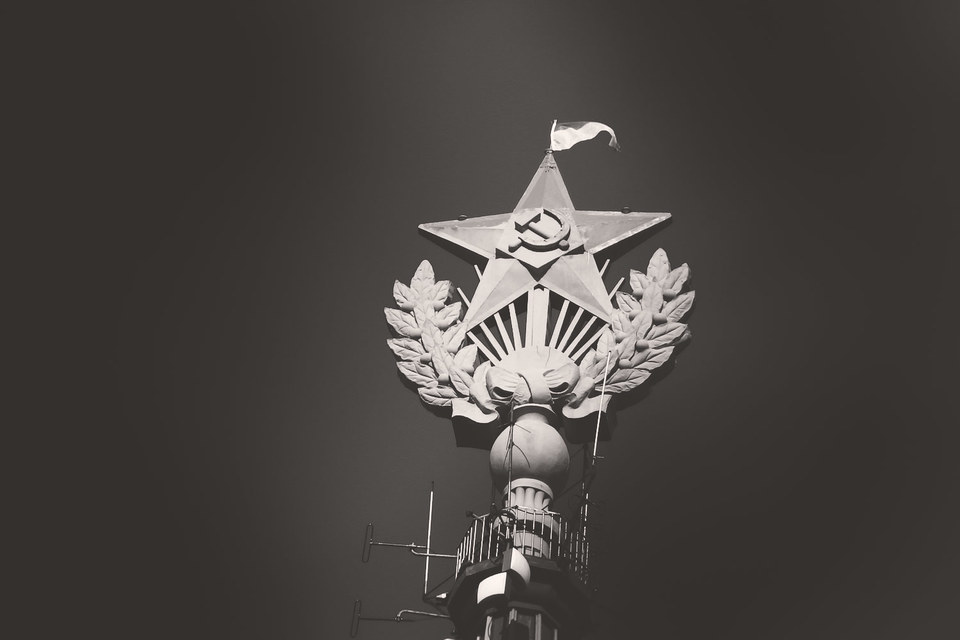 За хулиганство и вандализм по мотиву политической ненависти, а именно за соучастие в покраске звезды на высотке, сидит один человек – руфер Владимир Подрезов