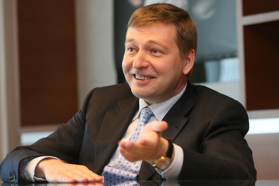 Накануне передачи властям, в четверг, Рыболовлев созвал пресс-конференцию, на которой заявил о готовности вернуть картины Пикассо