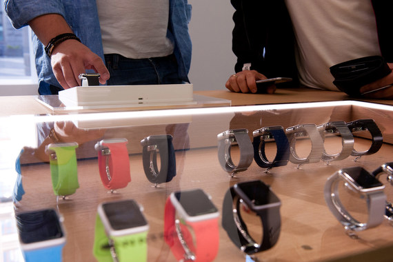 С сегодняшнего дня Apple Watch официально продаются более чем в 140 российских магазинах